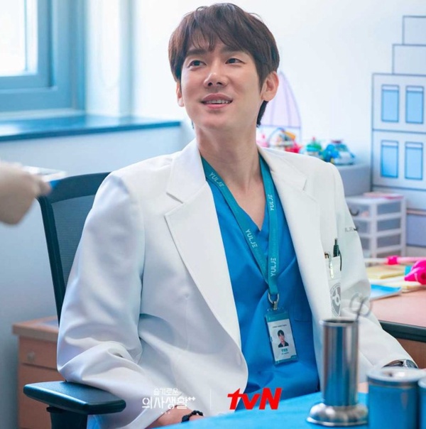 Netflix《機智醫生生活2》劇情解析！政源旅行團超狂行程公開，網猜送急診的是他？西裝細節對上了？