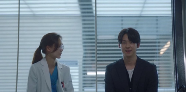 Netflix《機智醫生生活2》劇情解析！政源旅行團超狂行程公開，網猜送急診的是他？西裝細節對上了？