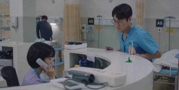 Netflix《機智醫生生活2》劇情解析！政源旅行團超狂行程公開，網猜送急診的是他？西裝細節對上了？