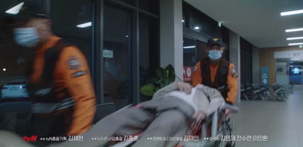 Netflix《機智醫生生活2》劇情解析！政源旅行團超狂行程公開，網猜送急診的是他？西裝細節對上了？