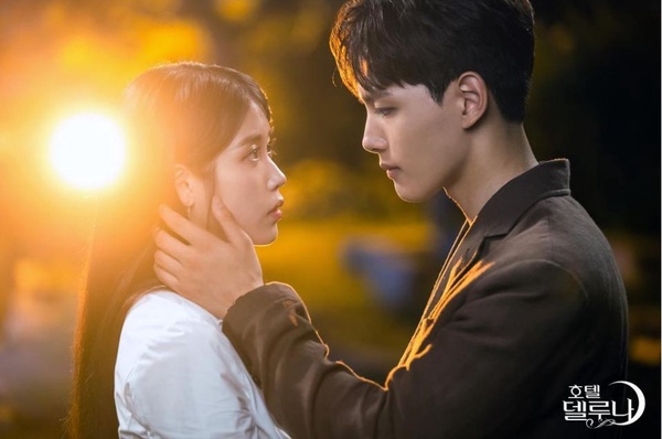 Netflix 9月片單推薦！IU《德魯納酒店》浪漫奇幻必追、《性愛自修室》全新一季登場