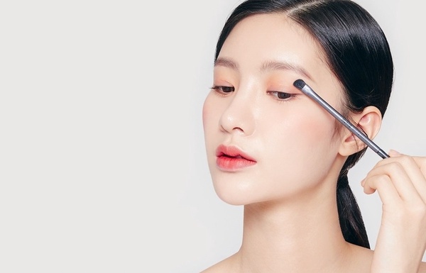 化妝師親授「三色眼影」暈染技巧！中間加深是關鍵，眼妝乾淨有層次、新手眼妝也不腫泡