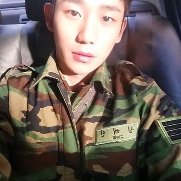 《D.P》丁海寅６年前後軍裝照都沒變！韓劇男神軍裝舊照，金宣虎原來曾是論山訓練所助教！