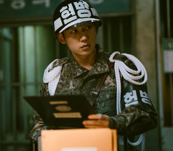 《D.P》丁海寅６年前後軍裝照都沒變！韓劇男神軍裝舊照，金宣虎原來曾是論山訓練所助教！