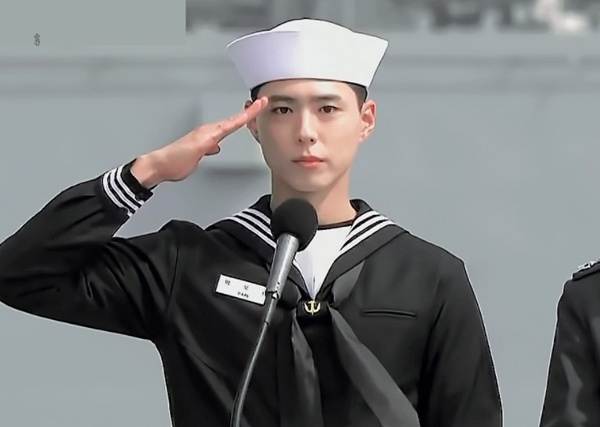 韓劇男神軍裝照！《D.P》丁海寅6年前童顏軍裝照爆紅，玄彬這套白軍服比《迫降》還帥？