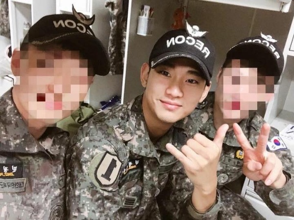 韓劇男神軍裝照！《D.P》丁海寅6年前童顏軍裝照爆紅，玄彬這套白軍服比《迫降》還帥？