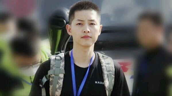 韓劇男神軍裝照！《D.P》丁海寅6年前童顏軍裝照爆紅，玄彬這套白軍服比《迫降》還帥？