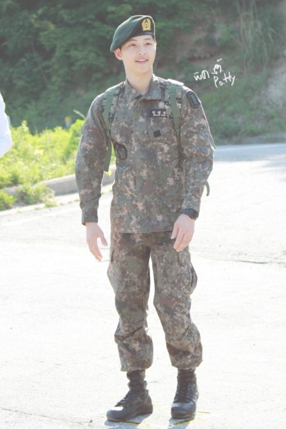 韓劇男神軍裝照！《D.P》丁海寅6年前童顏軍裝照爆紅，玄彬這套白軍服比《迫降》還帥？