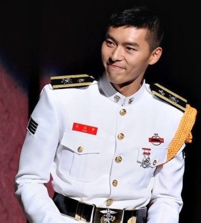 韓劇男神軍裝照！《D.P》丁海寅6年前童顏軍裝照爆紅，玄彬這套白軍服比《迫降》還帥？