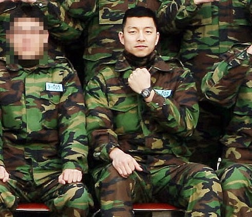 韓劇男神軍裝照！《D.P》丁海寅6年前童顏軍裝照爆紅，玄彬這套白軍服比《迫降》還帥？