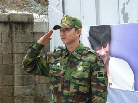 韓劇男神軍裝照！《D.P》丁海寅6年前童顏軍裝照爆紅，玄彬這套白軍服比《迫降》還帥？