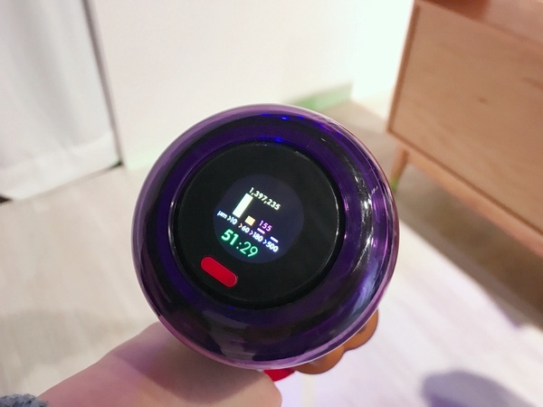 全新Dyson V12s乾濕洗地吸塵器!獨家「洗地滾筒吸頭」,先掃再拖一次完成!