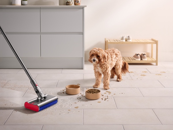 全新Dyson V12s乾濕洗地吸塵器!獨家「洗地滾筒吸頭」,先掃再拖一次完成!