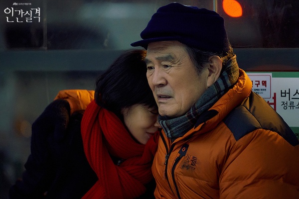 《人間失格》首播獲好評！影后全道嬿&柳俊烈上演療癒故事，高質感電影氛圍被狂讚