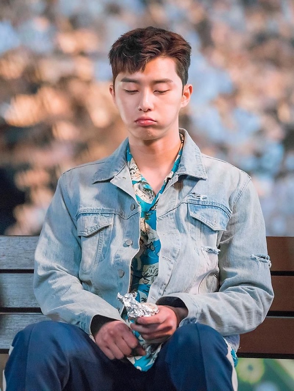 「不是富二代卻超迷人」韓劇男主！《海岸村恰恰恰》金宣虎帥到心空，這位蔡依林也瘋狂
