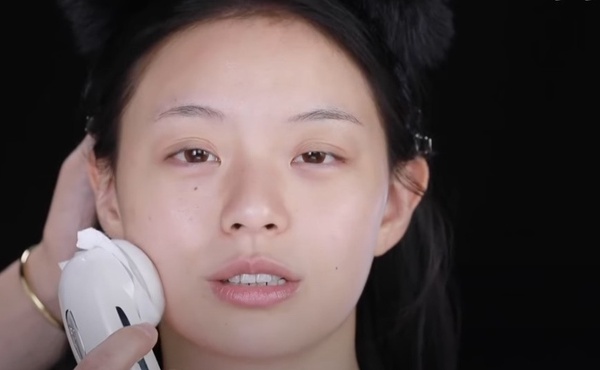 化妝師親授「趙麗穎仿妝」技巧！腮紅色「眼影下至」無辜感爆棚，圓臉這樣修容超顯瘦