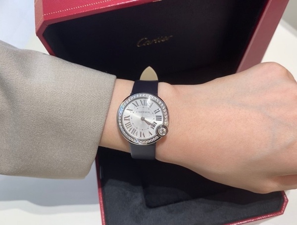 《海岸村恰恰恰》申敏兒飾品特搜！Cartier白氣球腕錶質感爆棚，婚禮戰袍選這款耳環