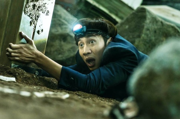 李光洙《RM》下車後演了這部！電影《天坑》成績亮眼，原來是拿過百想男配的超強演員！