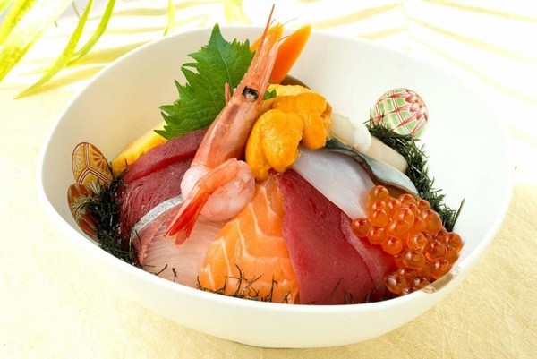 全台「最浮誇海鮮丼」6間不藏私推薦！滿滿新鮮鮭魚卵+日本空運超大干貝超滿足！