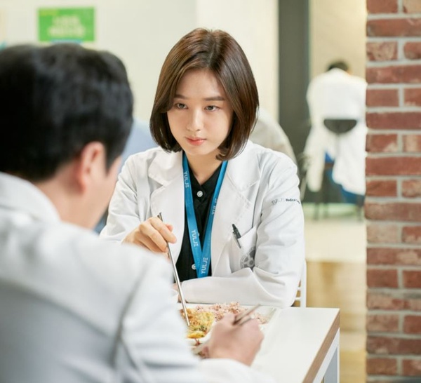 Netflix《機智醫生生活2》碩亨早就喜歡敏荷！大小熊愛情細節解析，敏荷治癒了他，這2幕是關鍵轉變