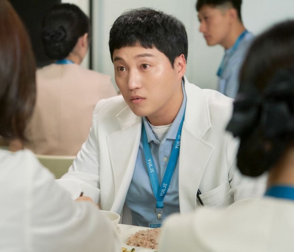 Netflix《機智醫生生活2》碩亨早就喜歡敏荷！大小熊愛情細節解析，敏荷治癒了他，這2幕是關鍵轉變