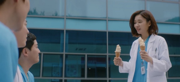 Netflix《機智醫生生活2》碩亨早就喜歡敏荷！大小熊愛情細節解析，敏荷治癒了他，這2幕是關鍵轉變