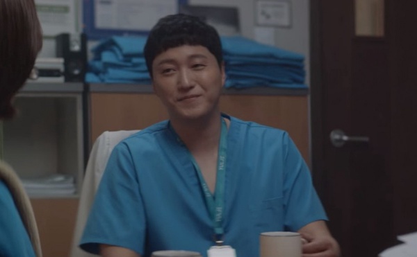 Netflix《機智醫生生活2》碩亨早就喜歡敏荷！大小熊愛情細節解析，敏荷治癒了他，這2幕是關鍵轉變