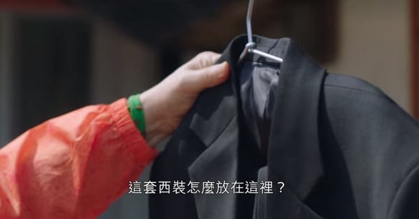 《海岸村恰恰恰》洪班長那5年去哪了？網猜他曾失去妻兒，照片被遮住的可能是他本人？