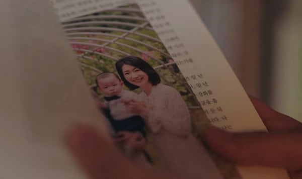 《海岸村恰恰恰》洪班長那5年去哪了？網猜他曾失去妻兒，照片被遮住的可能是他本人？