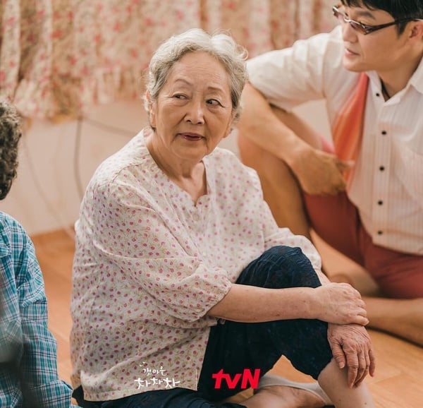 《海岸村恰恰恰》洪班長那5年去哪了？網猜他曾失去妻兒，照片被遮住的可能是他本人？