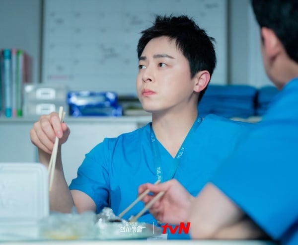 《機智醫生2》戲外有趣互動！都材學牽起律帝人際關係網，安大尉竟演過冬天家暴老公？