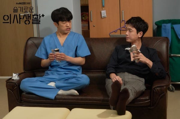 《機智醫生2》戲外有趣互動！都材學牽起律帝人際關係網，安大尉竟演過冬天家暴老公？