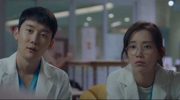 《機智醫生2》戲外有趣互動！都材學牽起律帝人際關係網，安大尉竟演過冬天家暴老公？