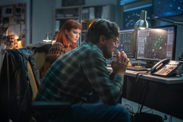 2021 Netflix電影推薦！《千萬別抬頭》《紅色追緝令》超強卡司攜手合作，千萬別錯過！