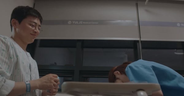 《機智醫生2》6個彩蛋細節！車牌、娃娃都有玄機，翊晙彈這歌緬懷初戀，露營就埋伏筆！