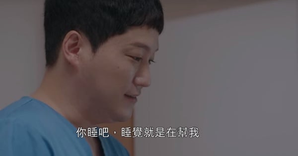《機智醫生2》6個彩蛋細節！車牌、娃娃都有玄機，翊晙彈這歌緬懷初戀，露營就埋伏筆！