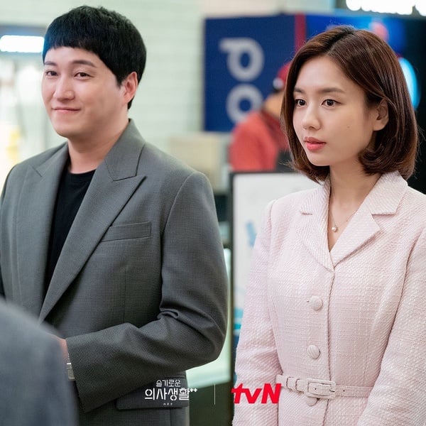 Netflix《機智醫生生活2》隱藏帥哥美女！不只張冬天，明恩媛戲外美翻，碩亨&amp;急診奉醫生原來是超帥大叔