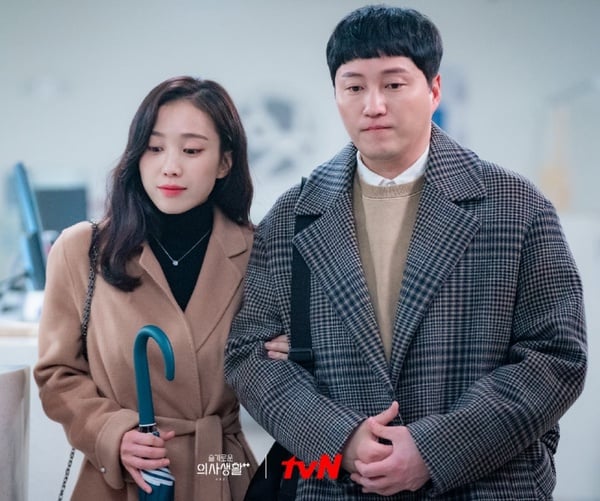Netflix《機智醫生生活2》隱藏帥哥美女！不只張冬天，明恩媛戲外美翻，碩亨&amp;急診奉醫生原來是超帥大叔