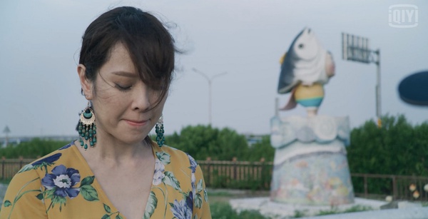 《俗女養成記》天心擁抱鍾欣凌太好哭！她愛叫自己「育萱」有原因？對比俗女嘉玲超諷刺