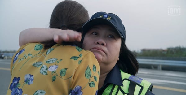 《俗女養成記》天心擁抱鍾欣凌太好哭！她愛叫自己「育萱」有原因？對比俗女嘉玲超諷刺