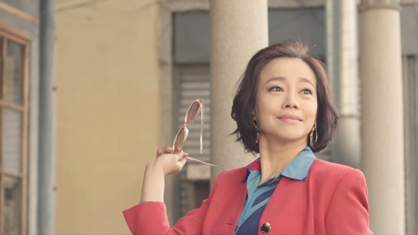 《俗女養成記》天心擁抱鍾欣凌太好哭！她愛叫自己「育萱」有原因？對比俗女嘉玲超諷刺