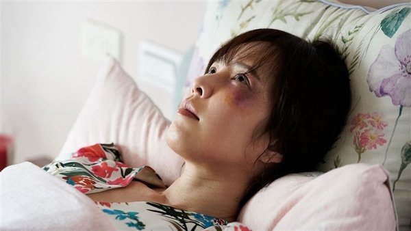 《俗女養成記》天心擁抱鍾欣凌太好哭！她愛叫自己「育萱」有原因？對比俗女嘉玲超諷刺
