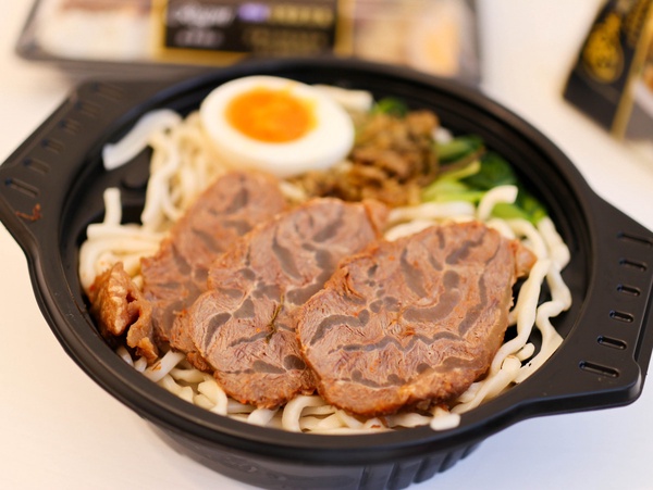 來7-11百元吃晶華牛肉麵！牛腱心肉片＆紅燒湯頭超濃郁，超商就能買到名店好滋味