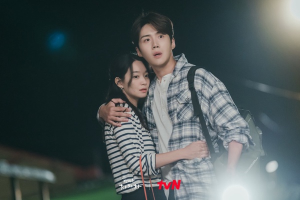 2021擠進Netflix世界前十的韓劇！《海岸村恰恰恰》第9《魷魚遊戲》更狂，而上半年最紅是這部
