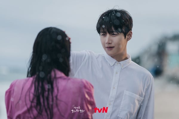 2021擠進Netflix世界前十的韓劇！《海岸村恰恰恰》第9《魷魚遊戲》更狂，而上半年最紅是這部
