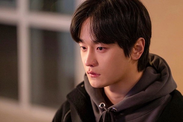 《魷魚遊戲》魏河俊人氣飆升！2021韓劇笑眼男神，蔡鍾協、金度完爆紅，這位是超暖男神