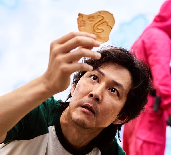 《魷魚遊戲》演員故事堪比韓劇！流氓叔曾入職LG，李政宰富三代破產翻身，認愛豪門千金