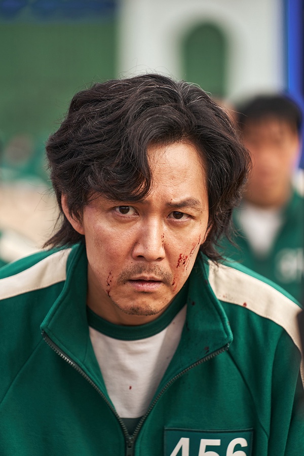 《魷魚遊戲》演員故事堪比韓劇！流氓叔曾入職LG，李政宰富三代破產翻身，認愛豪門千金