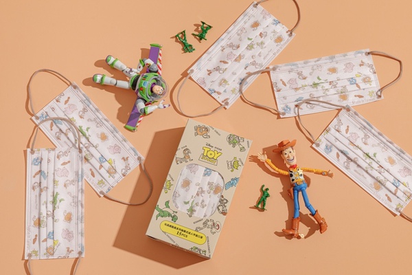 Grace Gift玩具總動員口罩！純白集合款有蛋頭先生、胡迪、巴斯光年，還有三眼怪夜光版