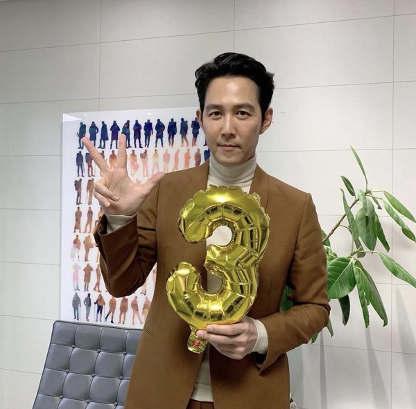 關於《魷魚遊戲》李政宰9件事！26歲封影帝，女友是「三星前太子妃」，副業是地產大亨